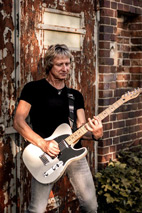 Ein Porträt von Micha F Müller, dem Bandleader.